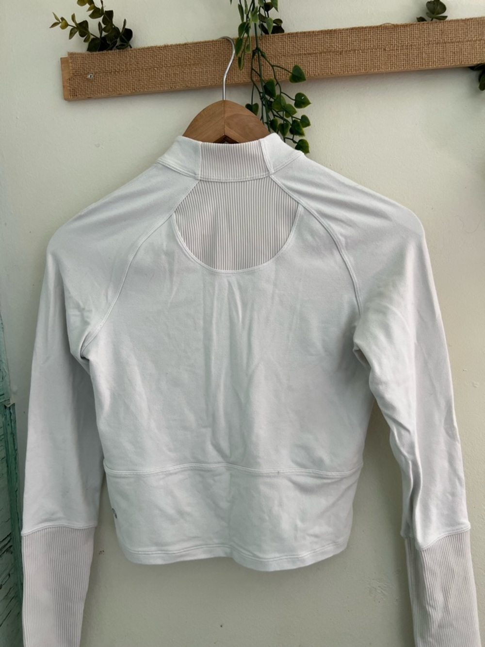 Lululemon White Cropped Athletic Zip Top – Size 4 - Picture 6 of 8